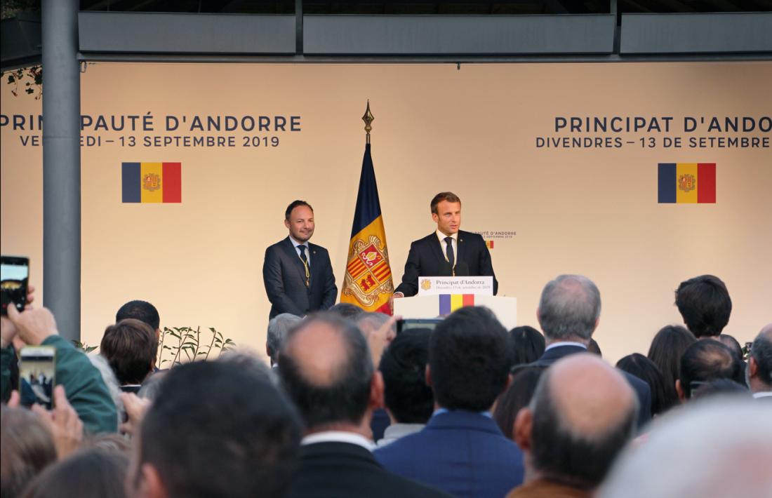 Macron i Espot, en l'al·locució que divendres van dirigir als ciutadans concentrats a la plaça del Poble de la capital.
