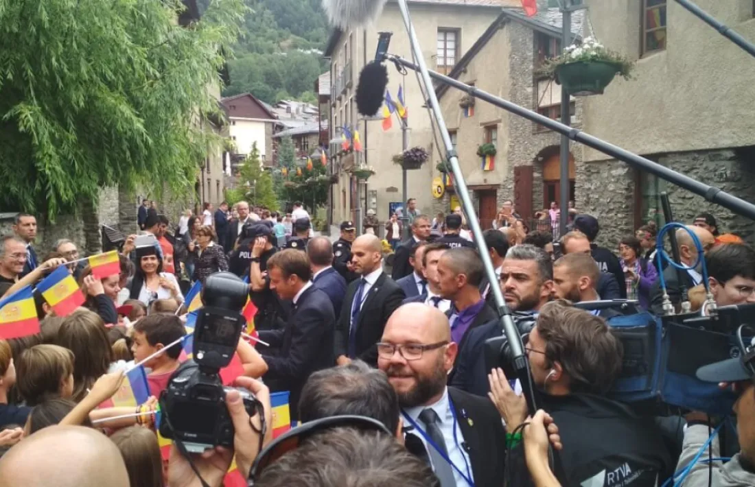 Macron saluda els ciutadans que l'havien anat a rebre als carrers d'Ordino.