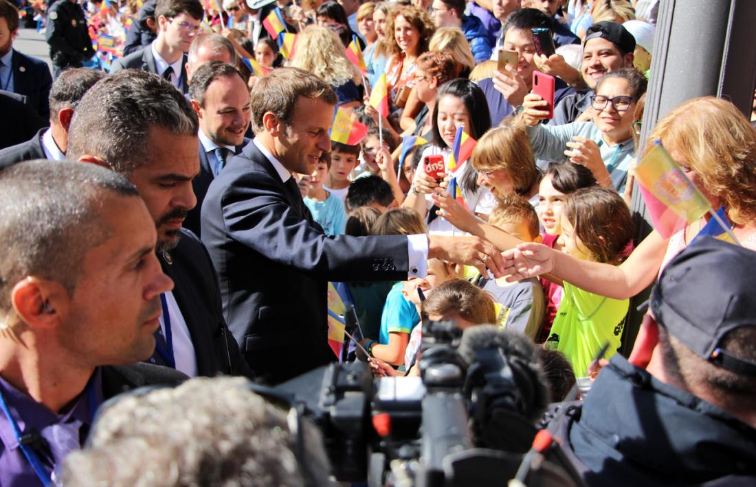Macron saluda els lauredians que el van rebre divendres als carrers de la parròquia.