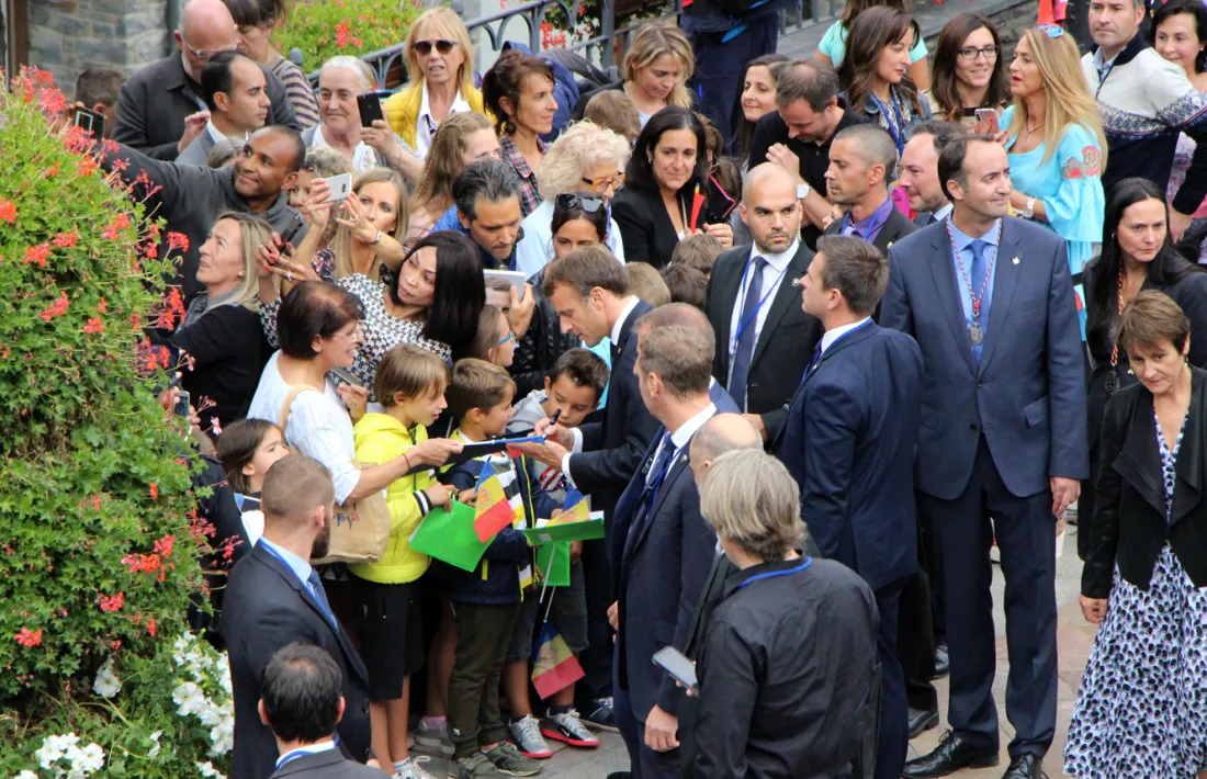 Macron va prestar especial atenció als nens i joves que l'havien anat a esperar: aquí, a la Massana.