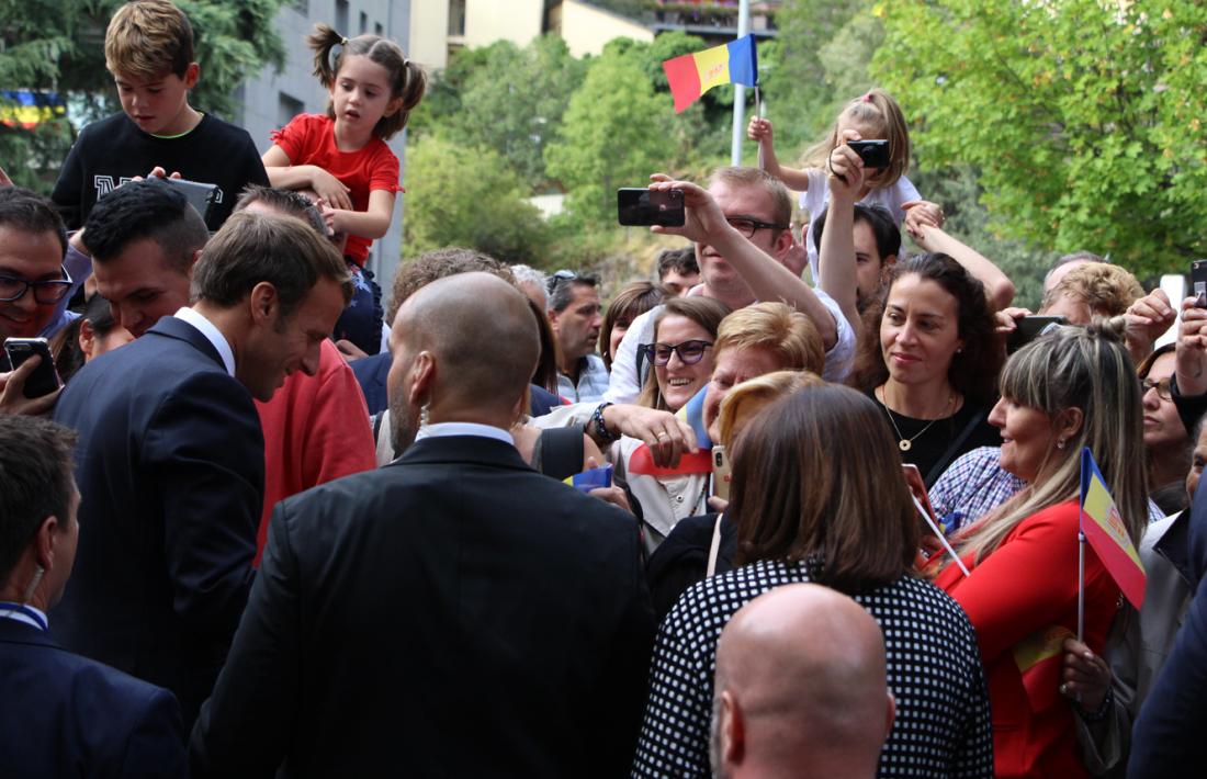 Entusiasme dels escaldencs davant d'un Macron que domina la distància curta i que es va mostrar cordial, proper i accessible.