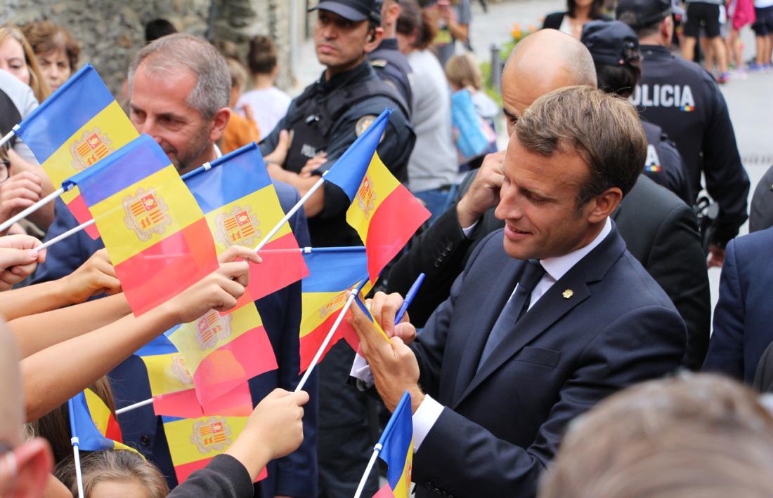El coprincep Macron va haver de firmar autògrafs, com en aquests ordinencs que l'havien anat a rebre.