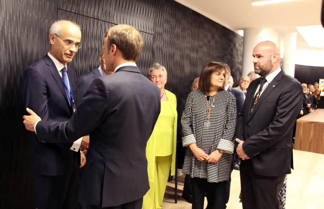 Macron conversa l'ex cap de Govern, Toni Martí, en la recepció a les autoritats escaldenques, amb els cònsols Marín i Calvet a l'expectativa.