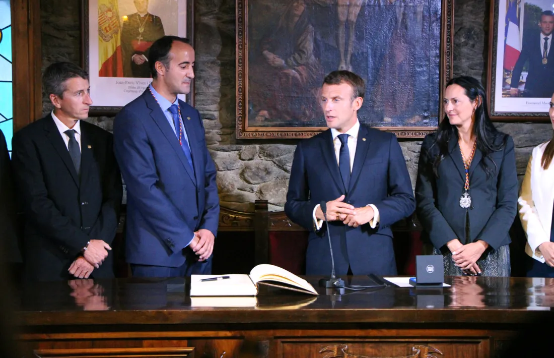 El cònsol David Baró dona la benvinguda a la Massana al copríncep Macron.