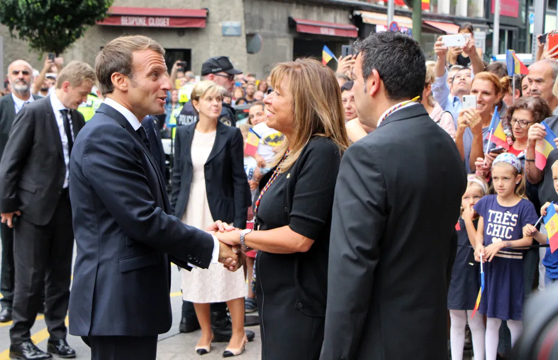 La capital va ser l'última etapa del periple de Macron per les set parròquies: aquí, la cònsol Conxita Marsol el rep a les portes del Comú.