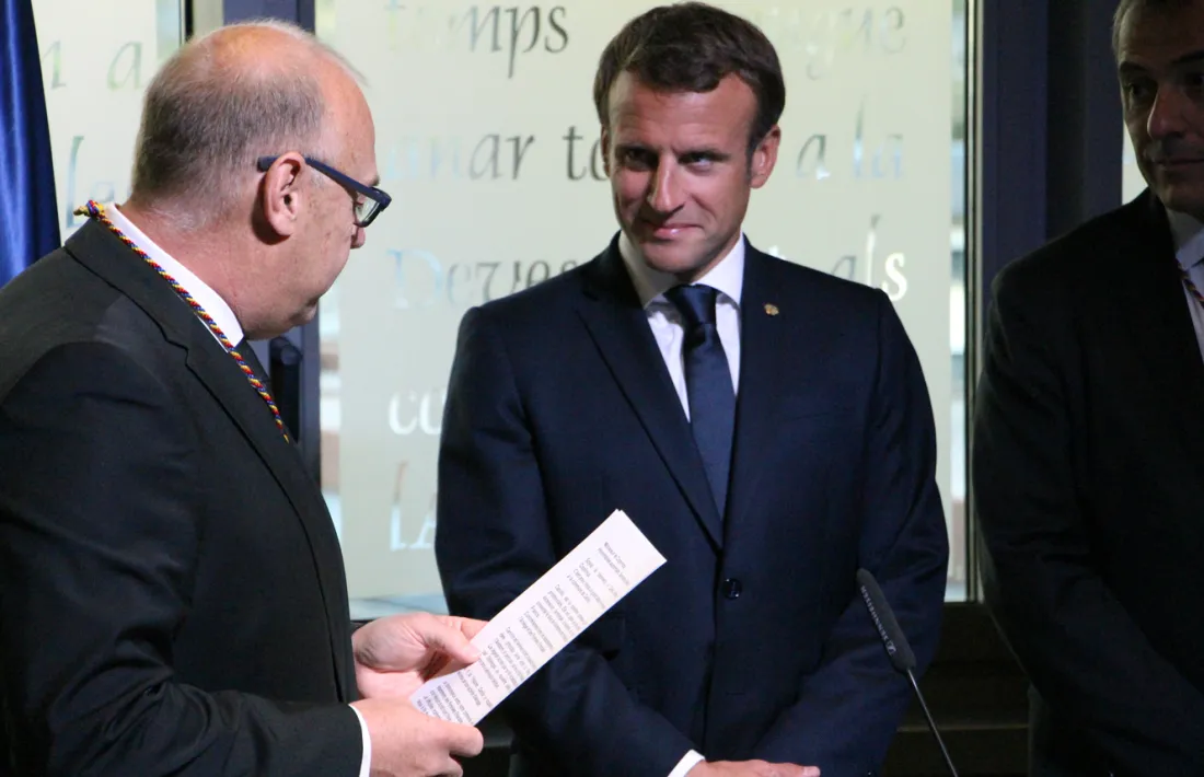 Macron escolta atentament les paraules del cònsol de Canillo, Josep Mandicó.