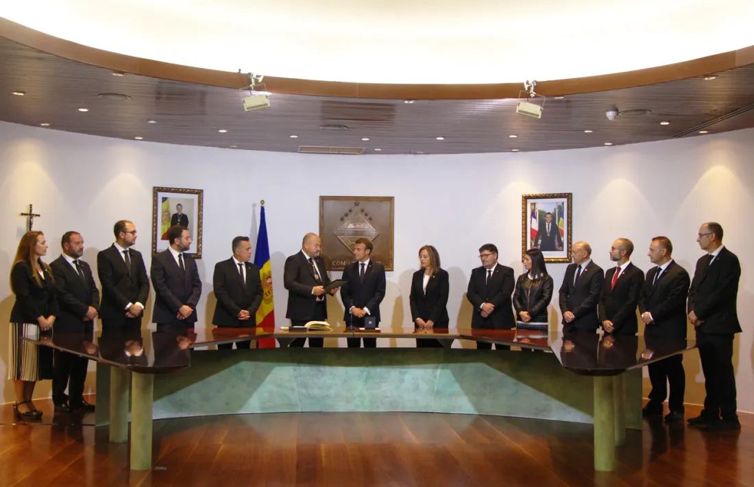 Foto de família del copríncep Macron amb la corporació encampada.