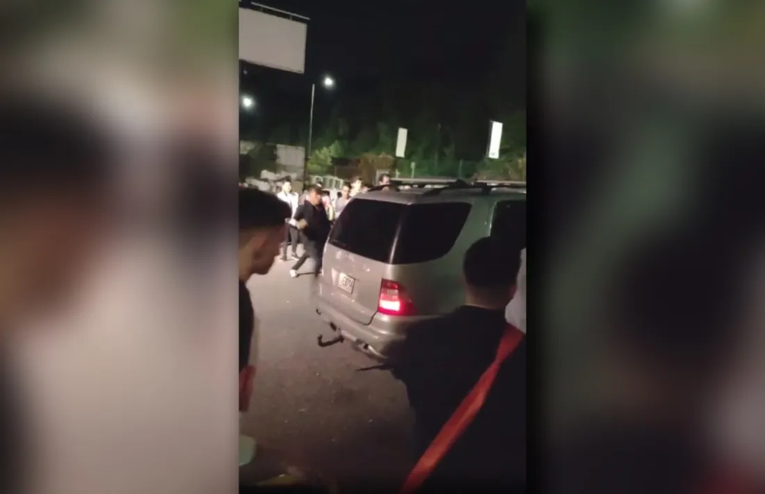 Moment en què l’home fa marxa enrere amb el seu vehicle.