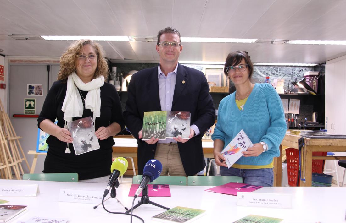 El conseller de Cultura del comú, Josep Lluís Donsión; la responsable de l'Escola d'Art, Maria Lluelles, i la professora Esther Armengol.