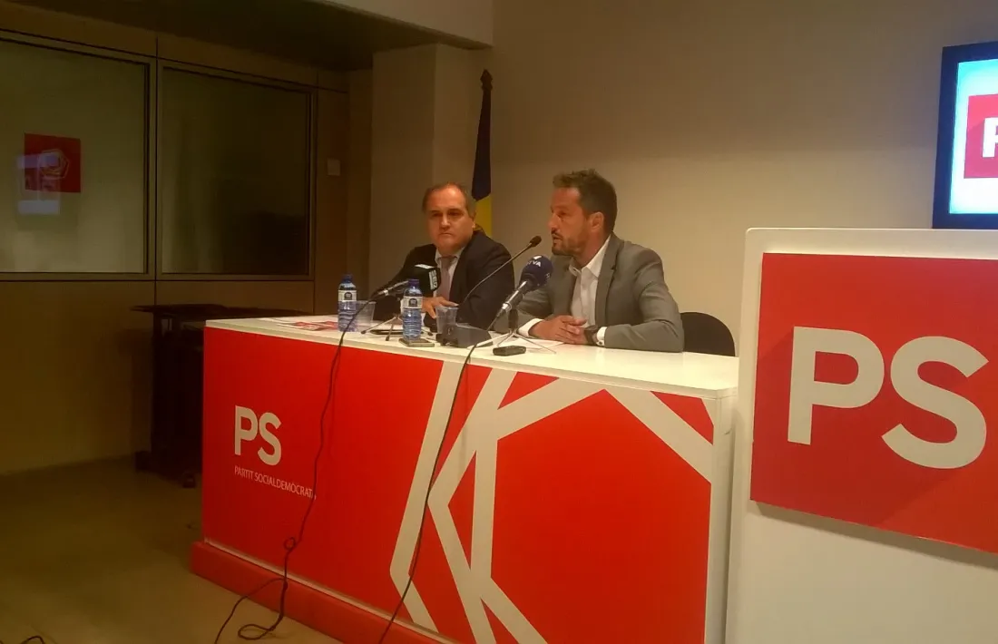El diputat portuguès Paulo Pisco amb el president del grup parlamentari socialdemòcrata, Pere López.
