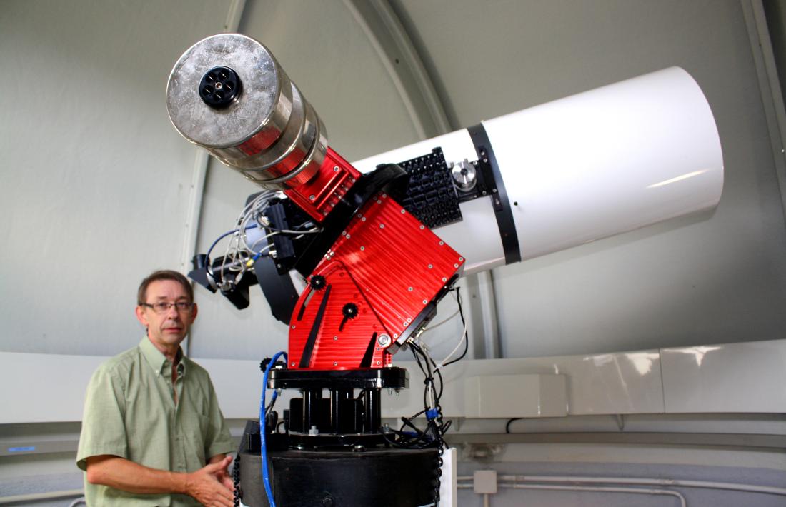 L'astrònom català, enfilat al telescopi del Centre d'Observació de l'Univers, al Parc astronòmic Montsec.