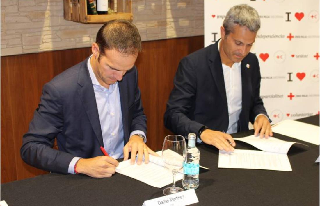 Daniel Martínez i Jordi Fernandez, durant la ratificació de l’acord, ahir.