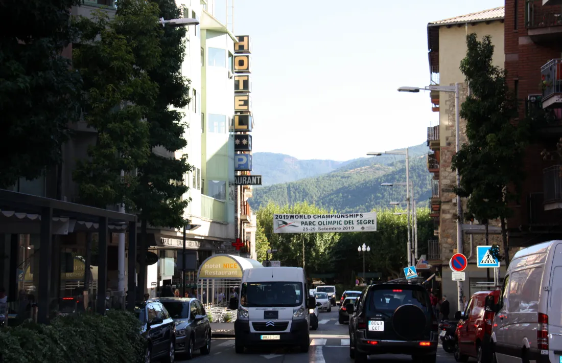 Una pancarta anuncia el Mundial de Piragüisme que es celebrarà a la Seu d’Urgell.
