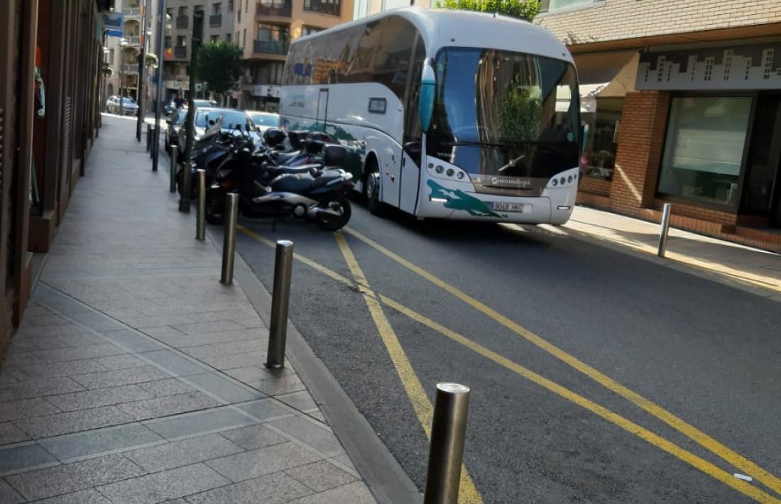 Un autobús d’alt tonatge arribant a l’antiga parada de Príncep Benlloch.