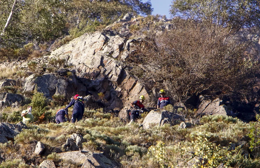 Efectius dels bombers treballant sobre el terreny en les tasques d’extinció de l’incendi a la Traba, a Canillo.