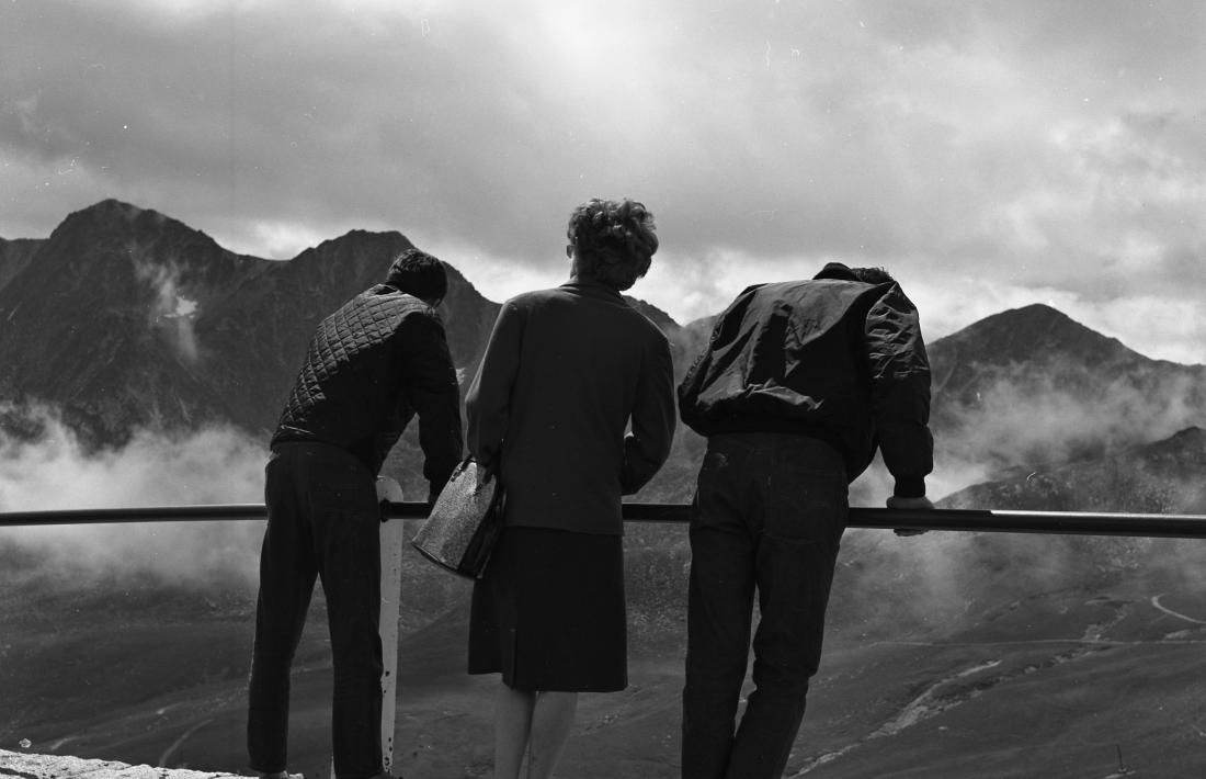 La sèrie andorrana localitzada en l’oceànic fons Esclusa consta d’una dotzena de fotografies datades el juliol del 1961 que se centren en el periple fins al Pas de la Casa, amb parades a Sant Joan de Caselles, la pujada d’Envalira i el cap del port; Esclusa es va autoretratar amb la Rolleiflex reflectit al vidre d’un aparador.