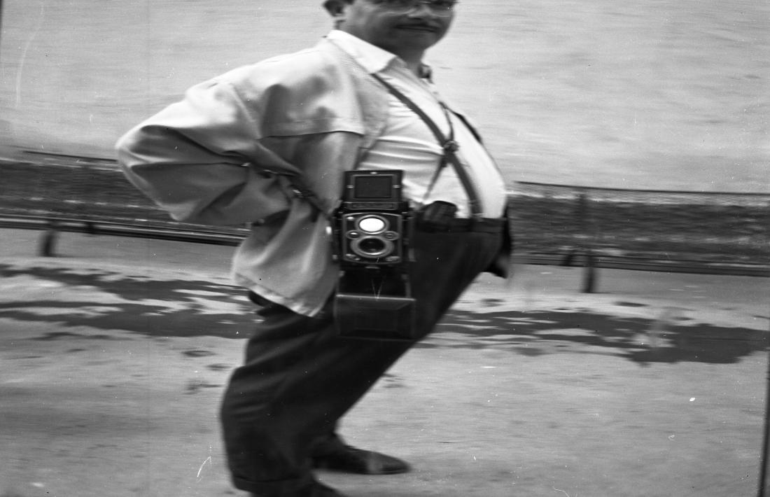 La sèrie andorrana localitzada en l’oceànic fons Esclusa consta d’una dotzena de fotografies datades el juliol del 1961 que se centren en el periple fins al Pas de la Casa, amb parades a Sant Joan de Caselles, la pujada d’Envalira i el cap del port; Esclusa es va autoretratar amb la Rolleiflex reflectit al vidre d’un aparador.