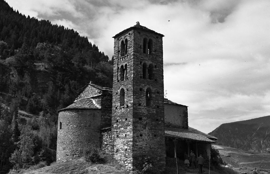 La sèrie andorrana localitzada en l’oceànic fons Esclusa consta d’una dotzena de fotografies datades el juliol del 1961 que se centren en el periple fins al Pas de la Casa, amb parades a Sant Joan de Caselles, la pujada d’Envalira i el cap del port; Esclusa es va autoretratar amb la Rolleiflex reflectit al vidre d’un aparador.