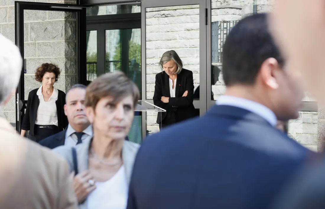 Membres de l’executiu, durant el minut de silenci a l’ambaixada de França.