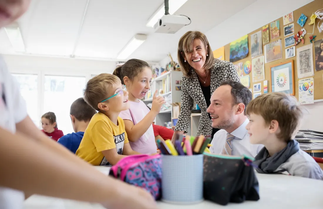 Vilarrubla i Espot durant la visita a l’escola andorrana i espanyola d’Escaldes-Engordany, ahir.