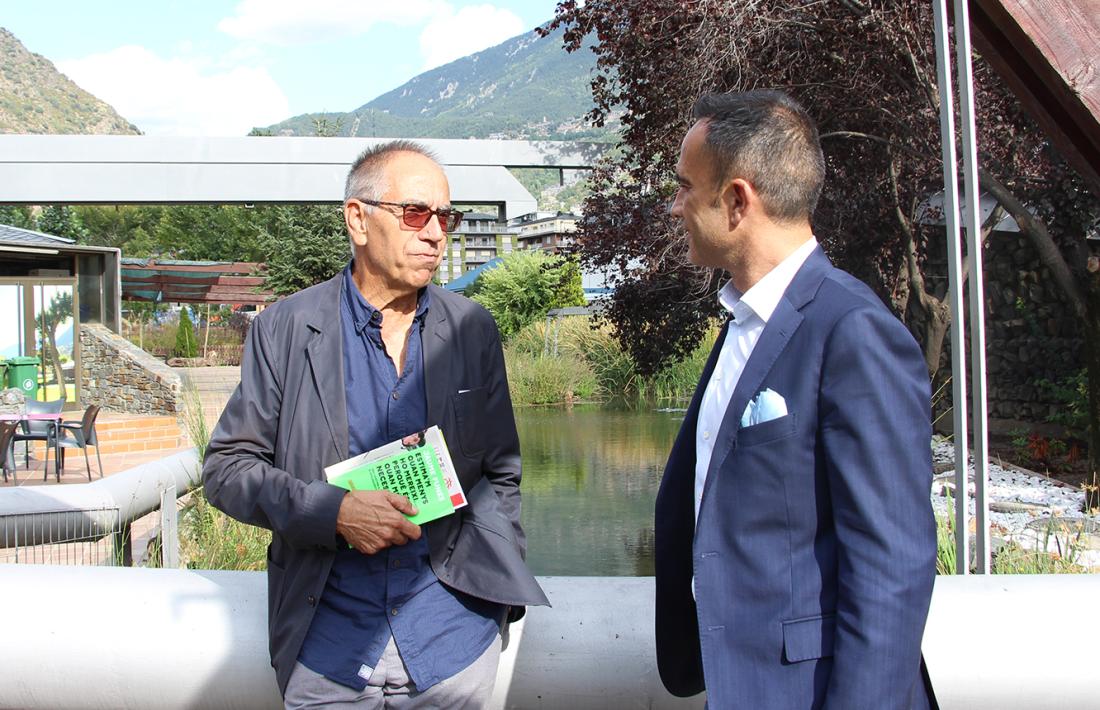 El conseller de Joventut, Participació Ciutadana i Esports d’Andorra la Vella, Alain Cabanes, i el psicòleg i educador Jaume Funes, conversen aquest dimarts a la tarda al Parc Central.
