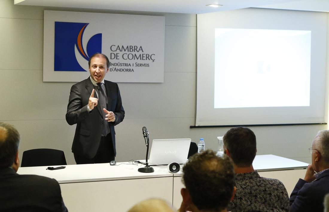 Un moment de la conferència de l’expert Sergio Costa a la Cambra, ahir.