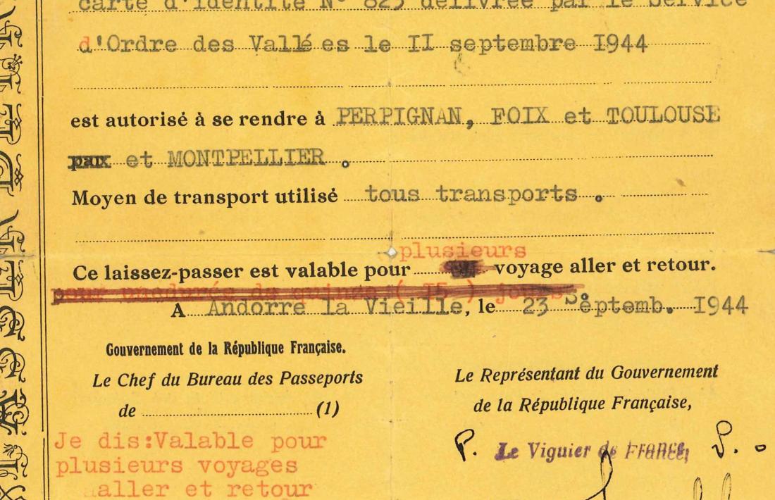 Rosa Viadiu i el seu pare, Francesc, al pis de cal Senzill on el 1950 va escriure ‘Entre el torb i la Gestapo’; ‘laisser-passer de frontière’ expedit pel veguer francès (1944), certificat de bona conducta firmat pel cònsol de Sant Julià, Josep Travesset (1948), i ‘visa especial’ que autoritza Viadiu a emigrar a Mèxic: era l’abril del 1940 i òbviament no hi va anar.