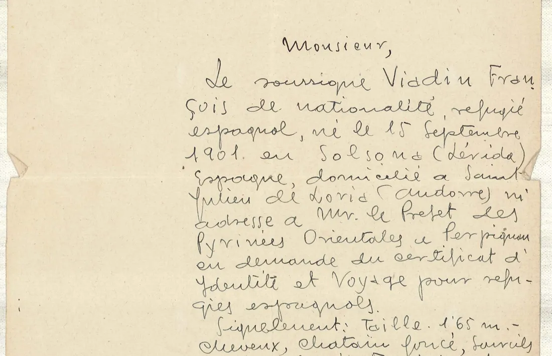 Rosa Viadiu i el seu pare, Francesc, al pis de cal Senzill on el 1950 va escriure ‘Entre el torb i la Gestapo’; ‘laisser-passer de frontière’ expedit pel veguer francès (1944), certificat de bona conducta firmat pel cònsol de Sant Julià, Josep Travesset (1948), i ‘visa especial’ que autoritza Viadiu a emigrar a Mèxic: era l’abril del 1940 i òbviament no hi va anar.
