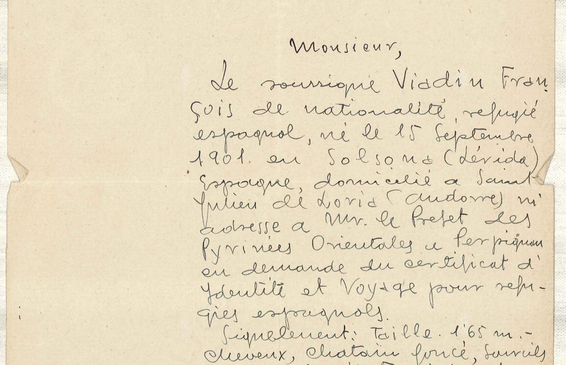 Rosa Viadiu i el seu pare, Francesc, al pis de cal Senzill on el 1950 va escriure ‘Entre el torb i la Gestapo’; ‘laisser-passer de frontière’ expedit pel veguer francès (1944), certificat de bona conducta firmat pel cònsol de Sant Julià, Josep Travesset (1948), i ‘visa especial’ que autoritza Viadiu a emigrar a Mèxic: era l’abril del 1940 i òbviament no hi va anar.