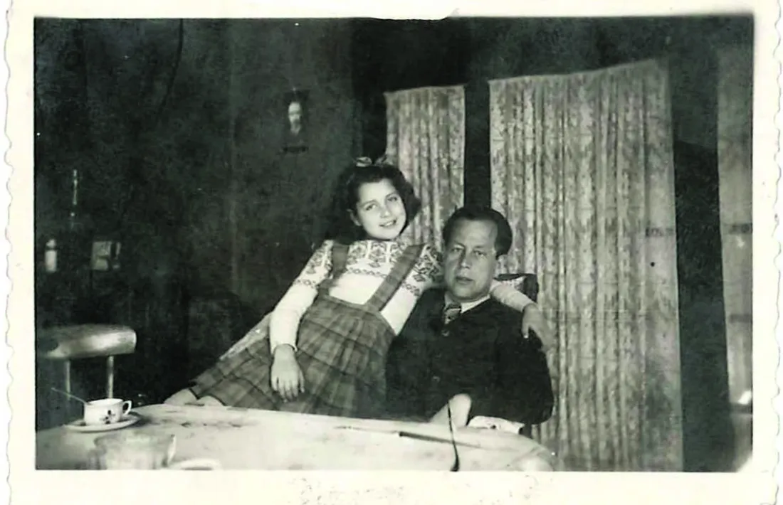 Rosa Viadiu i el seu pare, Francesc, al pis de cal Senzill on el 1950 va escriure ‘Entre el torb i la Gestapo’; ‘laisser-passer de frontière’ expedit pel veguer francès (1944), certificat de bona conducta firmat pel cònsol de Sant Julià, Josep Travesset (1948), i ‘visa especial’ que autoritza Viadiu a emigrar a Mèxic: era l’abril del 1940 i òbviament no hi va anar.