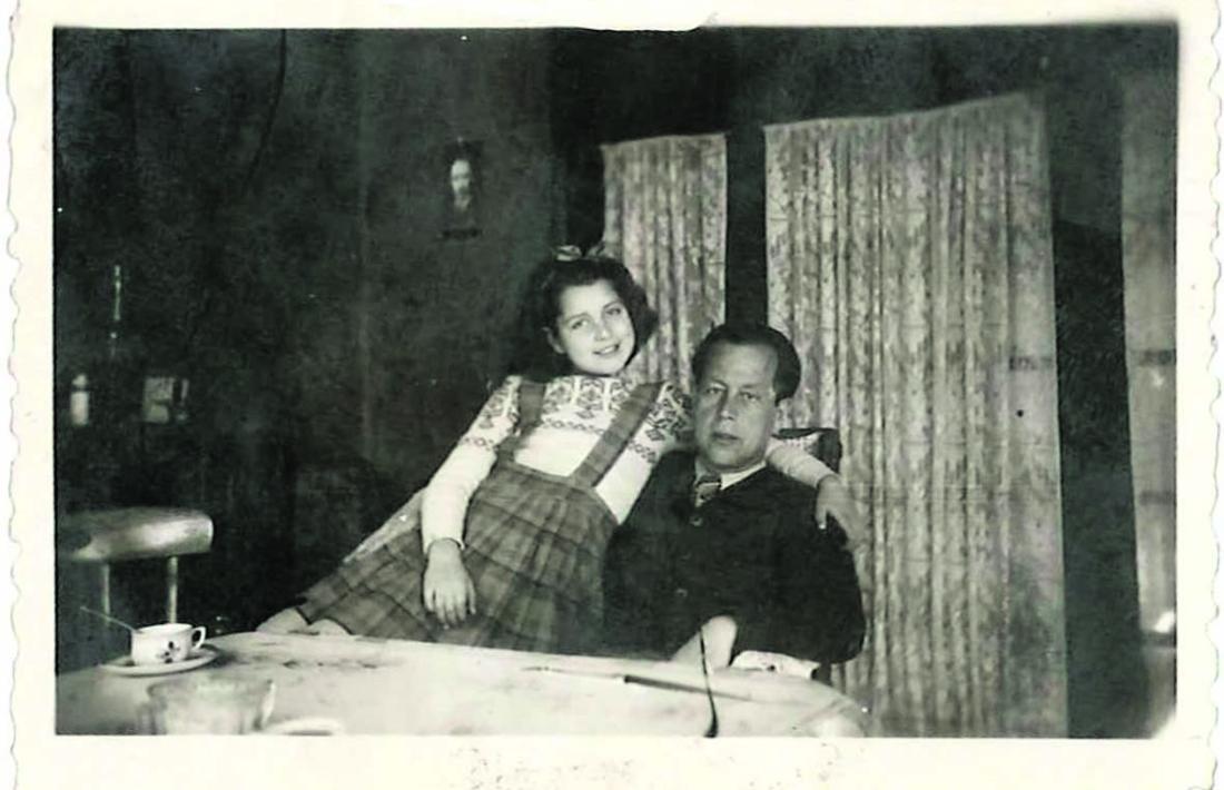 Rosa Viadiu i el seu pare, Francesc, al pis de cal Senzill on el 1950 va escriure ‘Entre el torb i la Gestapo’; ‘laisser-passer de frontière’ expedit pel veguer francès (1944), certificat de bona conducta firmat pel cònsol de Sant Julià, Josep Travesset (1948), i ‘visa especial’ que autoritza Viadiu a emigrar a Mèxic: era l’abril del 1940 i òbviament no hi va anar.