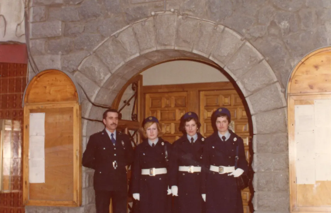 Sobre l'arc d'entrada a l'antic edifici del Quart, inaugurat el 1942, hi havia un plafó amb el primer escut d'Andorra la Vella, que avui és a la part exterior de l'absis de Sant Estsve.