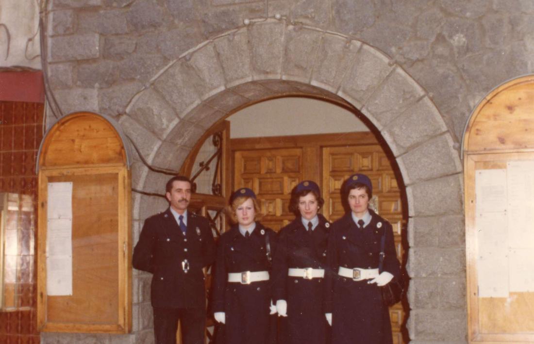 Sobre l'arc d'entrada a l'antic edifici del Quart, inaugurat el 1942, hi havia un plafó amb el primer escut d'Andorra la Vella, que avui és a la part exterior de l'absis de Sant Estsve.