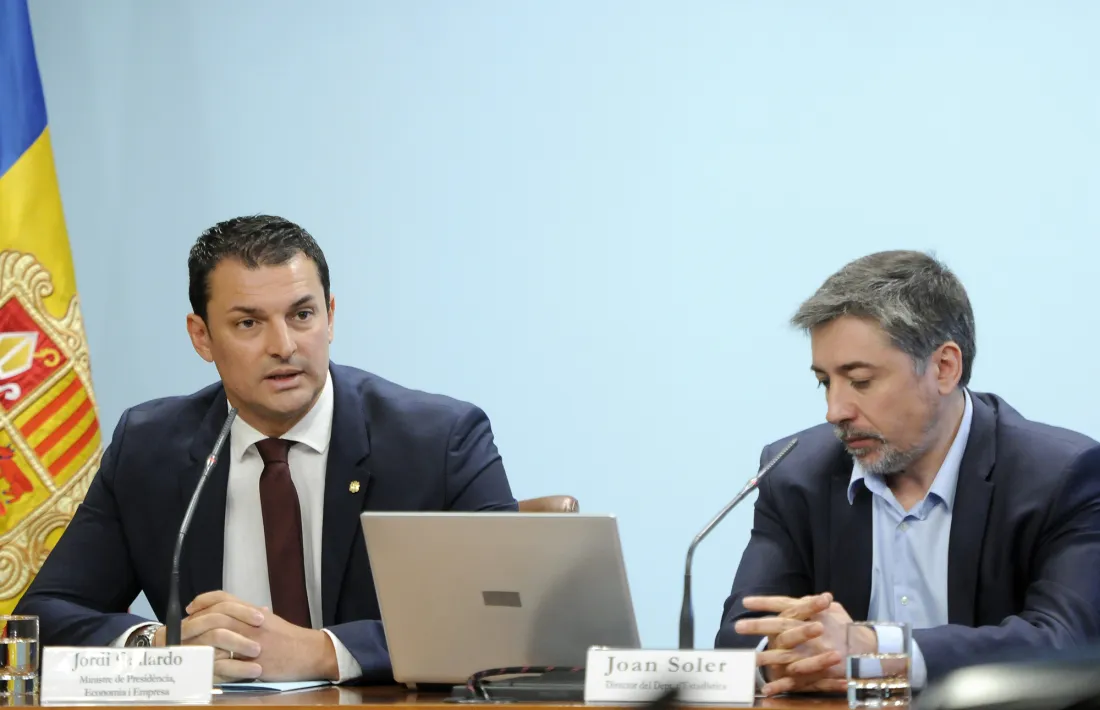 El ministre de Presidència, Economia i Empresa, Jordi Gallardo, i el director d’Estadística, Joan Soler, en la compareixença d’ahir.