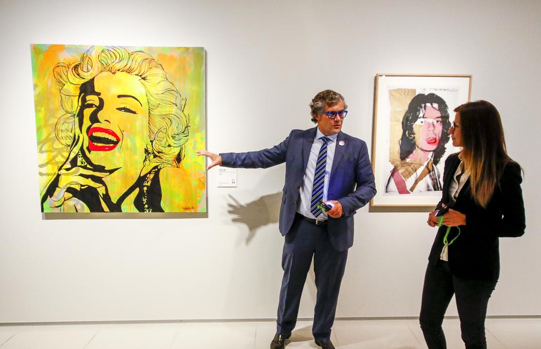 Guillermo Cervera mostra la 'Marilyn' de Vince Herrera a la ministra Riva.