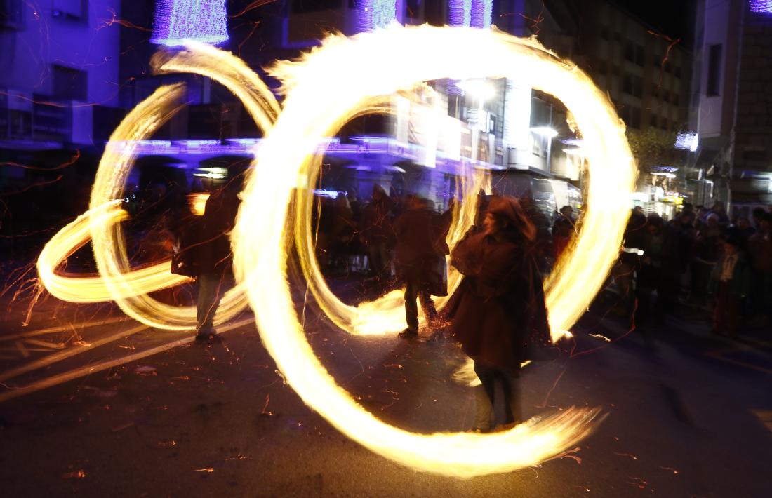 És el solstici d’estiu i els fallaires de la capital fan rodar el foc per la plaça Benlloch.