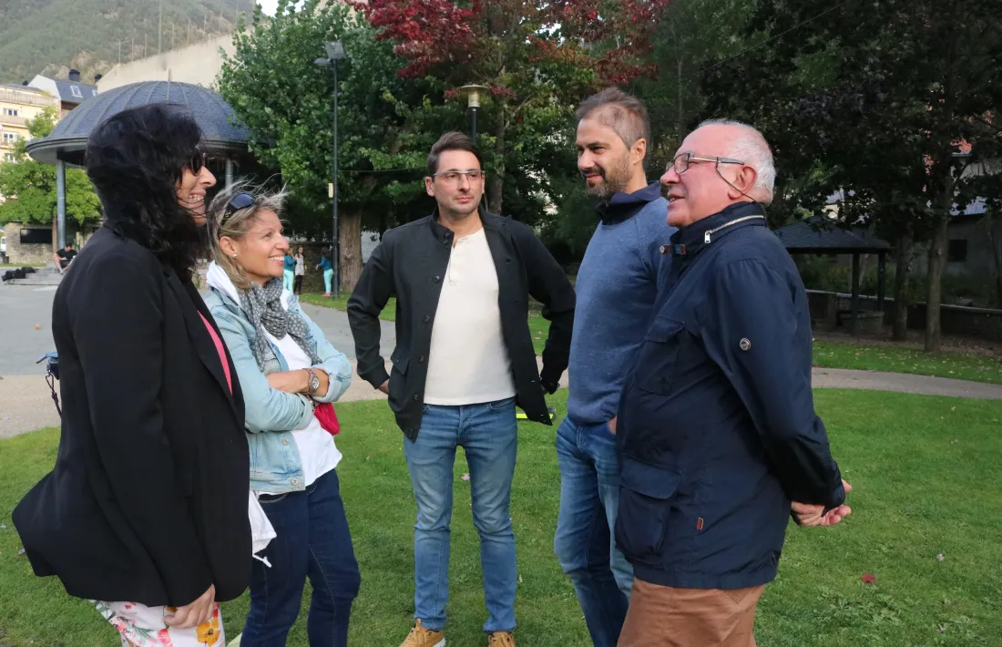 Rios amb companys del PS d’Encamp ahir al Prat Gran.