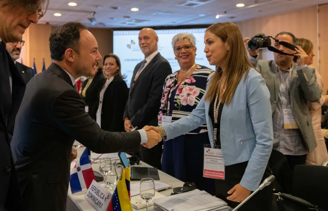 El cap de Govern, Xavier Espot, va saludar un per un els representants iberoamericans participants en la reunió.