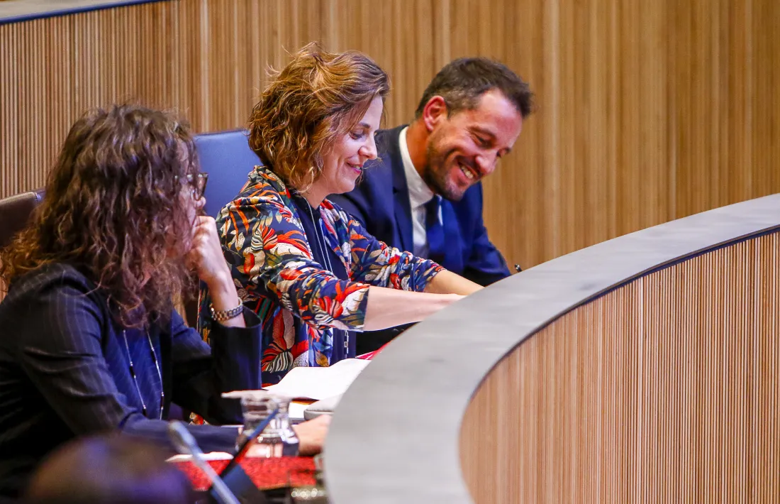 Judith Salazar, Rosa Gili i Pere López ahir durant la sessió del Consell General.