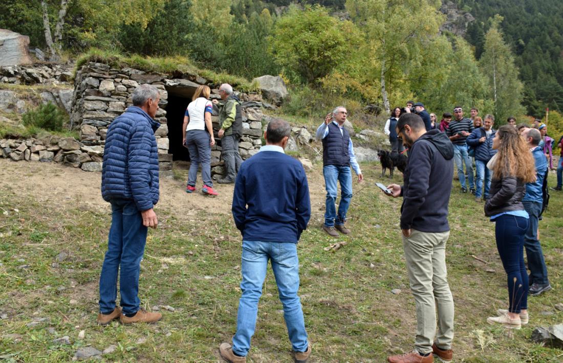 Visita a les barraques construïdes amb la tècnica de pedra seca dels alumnes