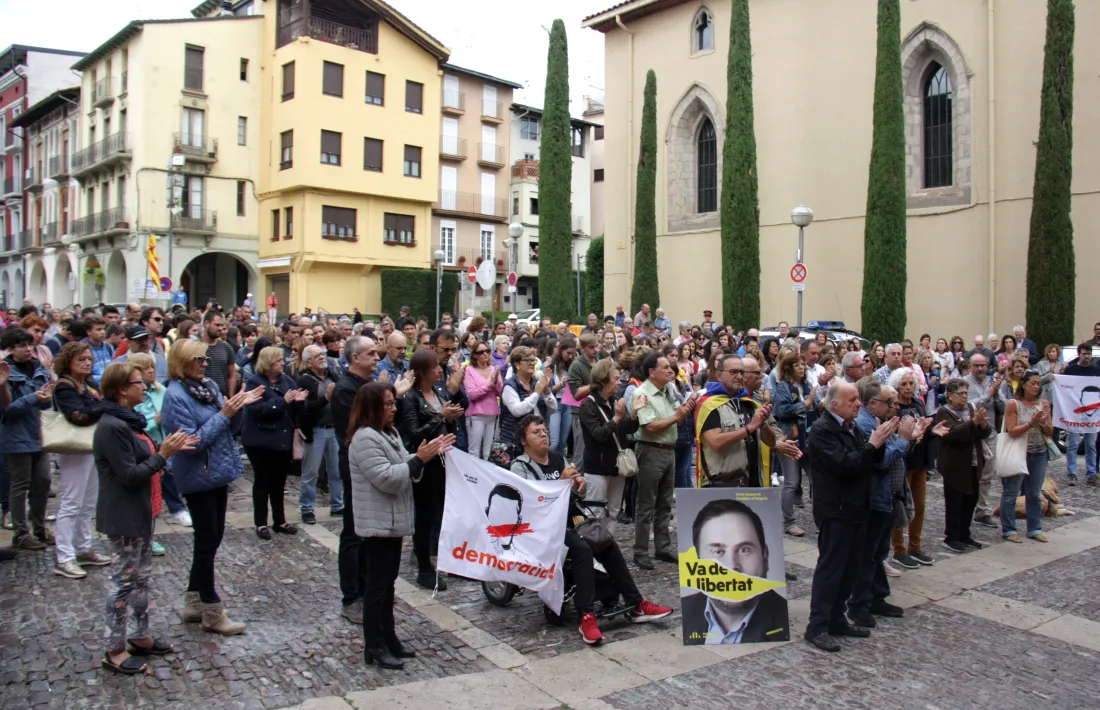 Les persones concentrades davant l'Ajuntament de la Seu.