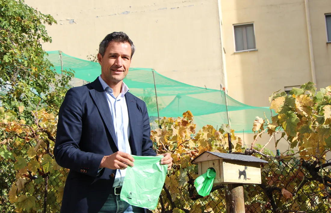 El conseller de Medi Ambient i Innovació d'Andorra la Vella, David Astrié, amb les noves bosses.El conseller de Medi Ambient i Innovació d'Andorra la Vella, David Astrié, amb les noves bosses.