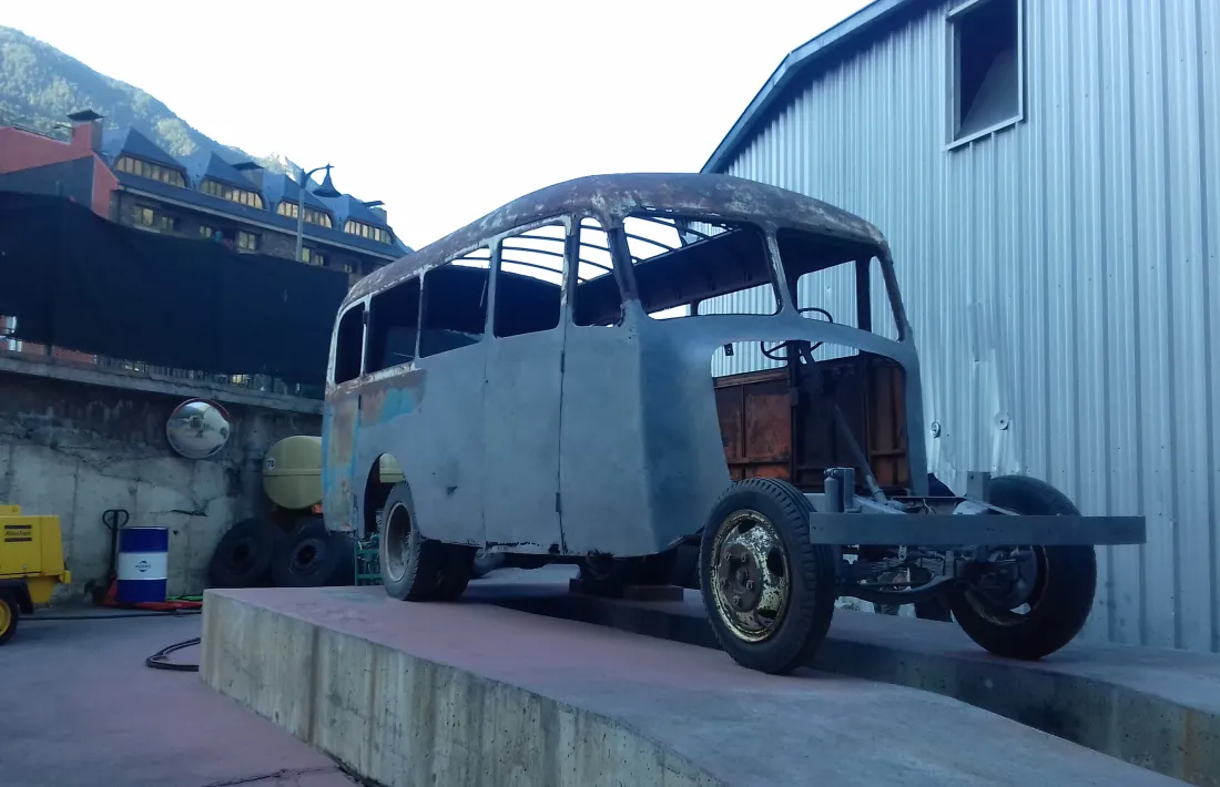 El Fargo, la setmana passada a les instal·lacions del COEX, després de les primeres sessions de sorrejat. Es distingeix la part ja neta de la que encara s'ha de sorrejar.