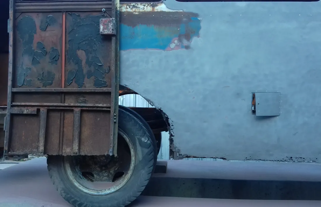 El Fargo, la setmana passada a les instal·lacions del COEX, després de les primeres sessions de sorrejat.Es distingeix la part ja neta de la que encara s'ha de sorrejar.  