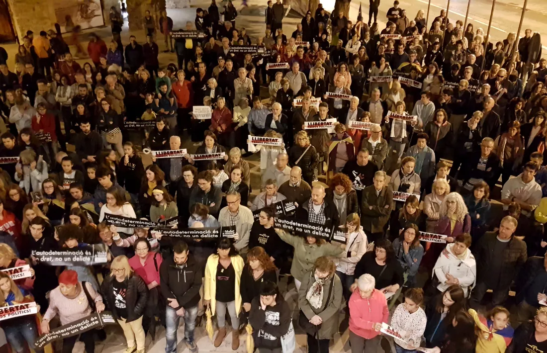 La concentració davant de l'Ajuntament de Tremp.