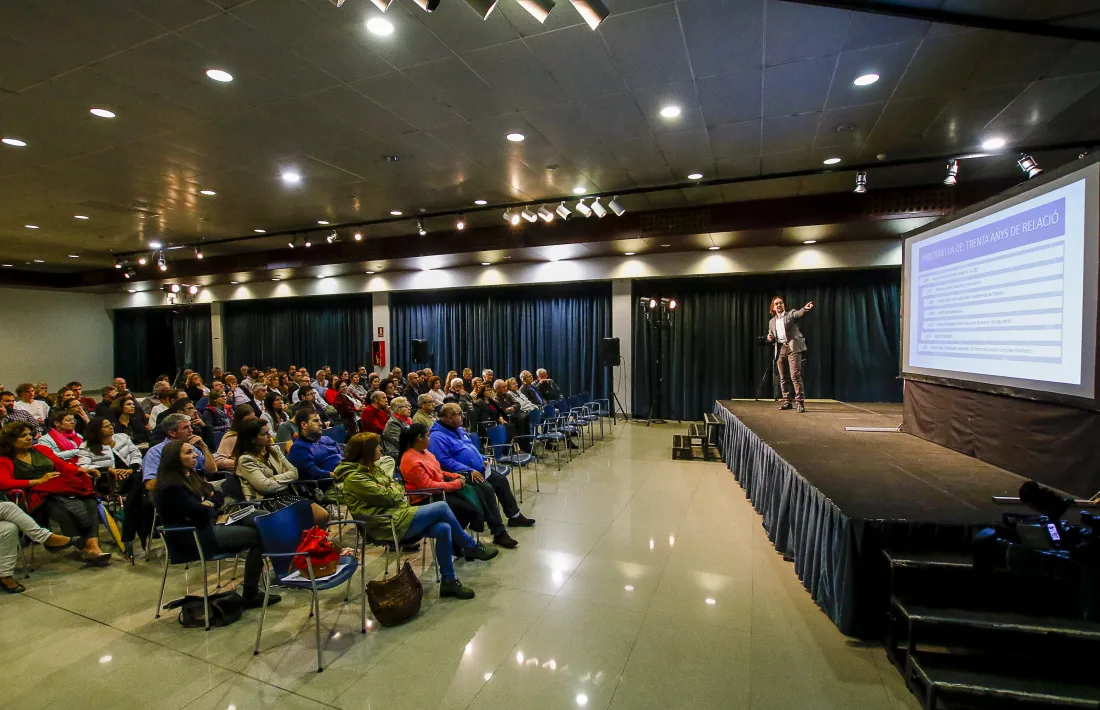Un moment de la reunió pública sobre l’acord d’associació amb la UE celebrada ahir al vespre a la sala de la Closeta.