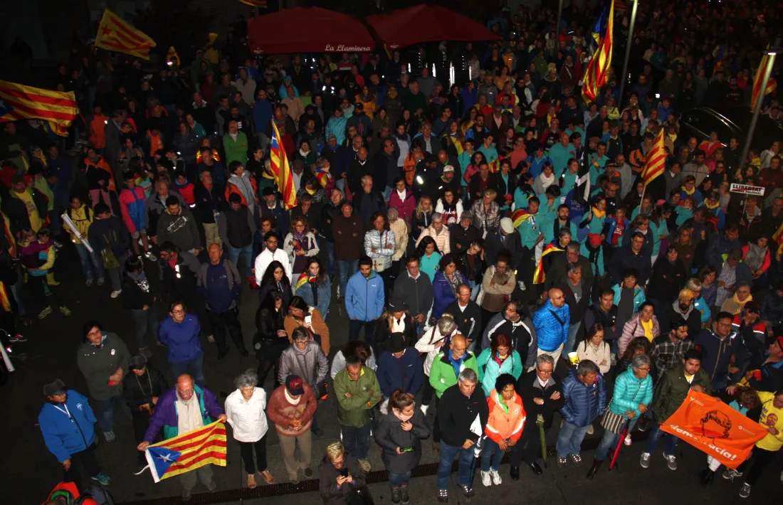 Més de 200 persones tallen durant mitja hora la frontera de Puigcerdà per protestar contra la sentència de l'1-O