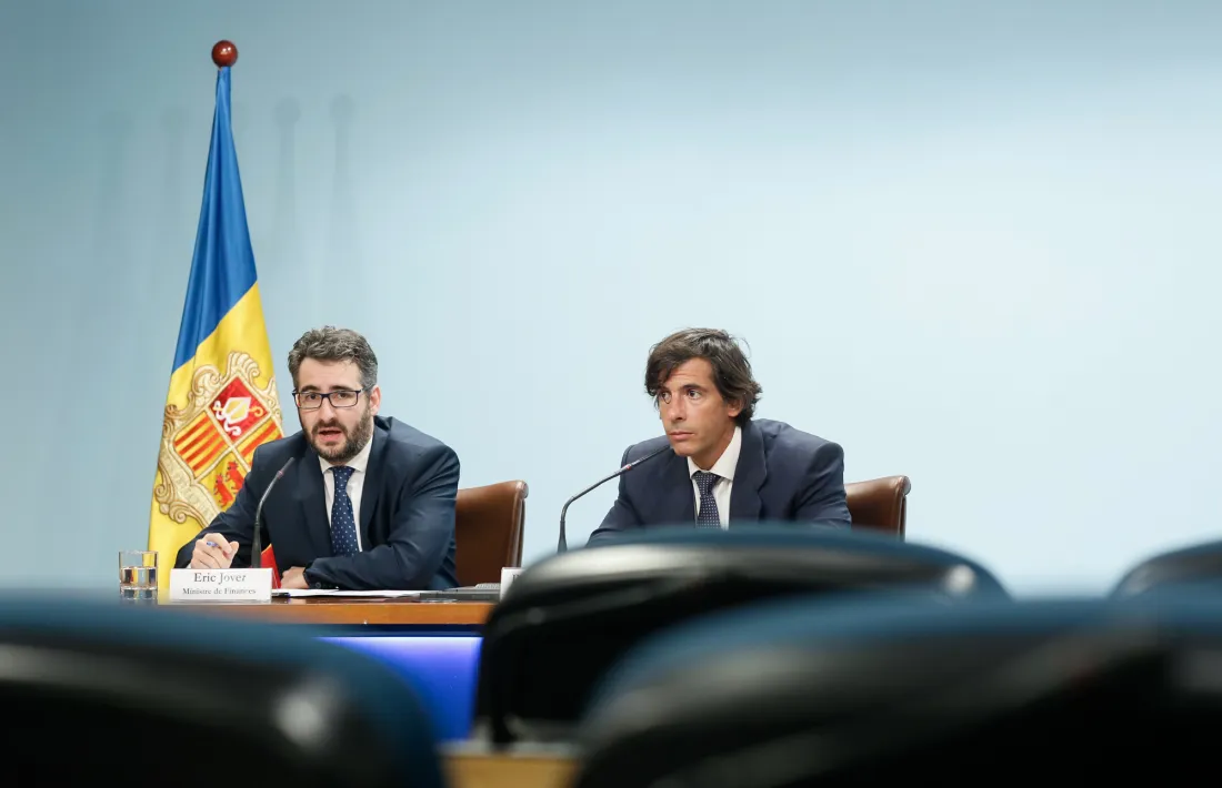 El ministre de Finances, Eric Jover, i el director general de l’AFA, Ramón López, en la compareixença d’ahir.