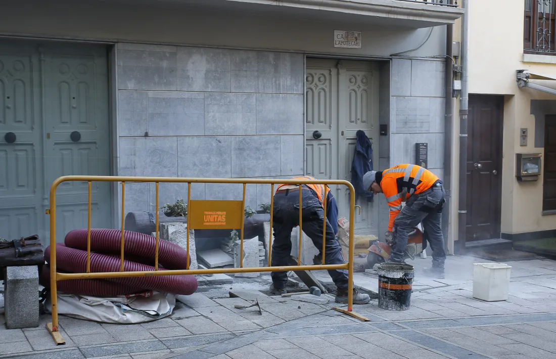 Treballadors de la construcció en un carrer d’Andorra la Vella.