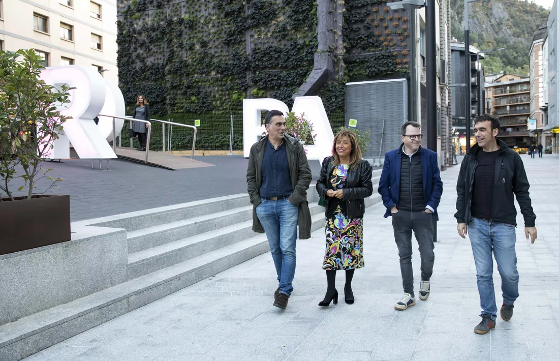 Un moment de la vista de la cònsol i el conseller d’Urbanisme i Aparcaments, Josep Antoni Cortés, amb els regidors de Pontevedra, ahir.
